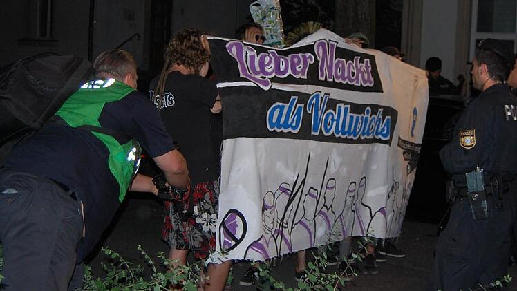 "Lieber Nackt als Vollwichs" lautete das Moto der CC-Gegner, hier in der Löwenstraße (Einmündung Mühlgasse). Fotos: Oliver Schmidt