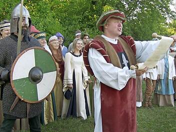 Von einer Rolle liest Peter Rammensee (l.) eine Erzählung ab. Fotos: Malbrich