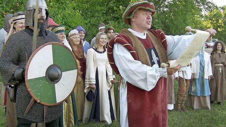 Von einer Rolle liest Peter Rammensee (l.) eine Erzählung ab. Fotos: Malbrich
