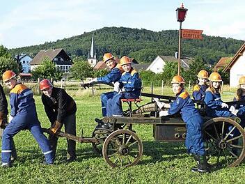 Alt und Jung sind startklar für das 130-jährige Feuerwehrjubiläum. Die Geisfelder Jugendfeuerwehr mit den Kommandanten Dietmar Einwich (links) und dem Vorsitzenden des Feuerwehrvereins Thomas Uzelino (Dritter von links) an der alten Feuerwehrspritze aus dem Gründungsjahr 1884. Foto: Andrea Spörlein