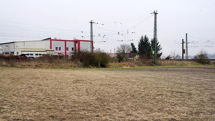 In diesem Bereich, südlich von Hallstadt im "Roppach" soll nach Plan der Bahn ein Regenrückhaltebecken entstehen. Foto: Janina Selig