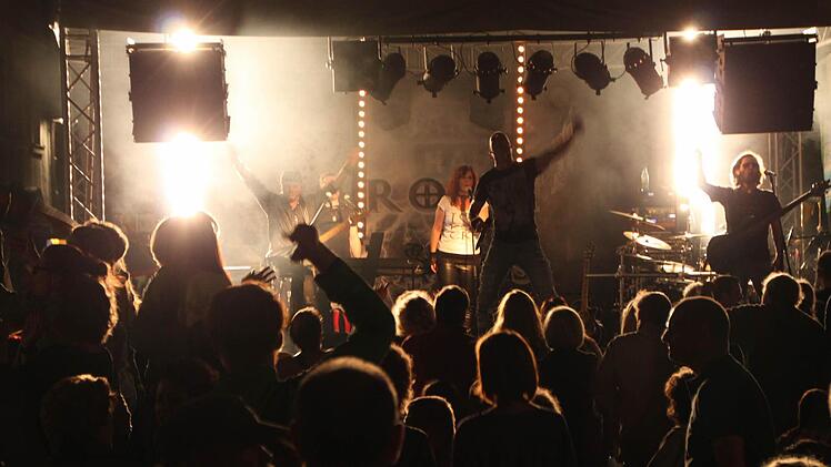 Ihnen gehörte die Nacht: Ac(c)oustic Jam spielte am Samstagabend auf dem Marktplatz Bad Brückenau. Foto: Friedemann Müller