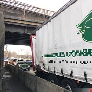 Lkw bleibt unter Brücke in Nürnberg hängen