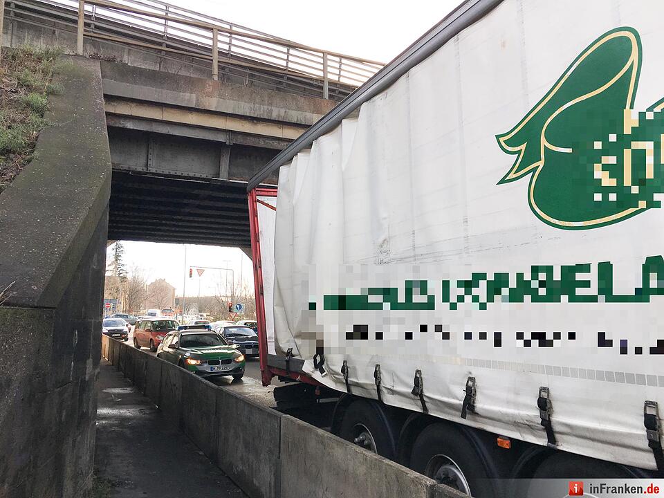Lkw bleibt unter Brücke in Nürnberg hängen