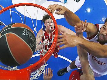 In Korbnähe war Elias Harris (rechts) der einzige Bamberger, der sich gegen die ungemein physisch spielenden Center von ZSKA Moskau in Szene setzen konnte. Foto: Sergei Ilnitsky/dpa