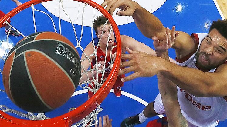 In Korbnähe war Elias Harris (rechts) der einzige Bamberger, der sich gegen die ungemein physisch spielenden Center von ZSKA Moskau in Szene setzen konnte. Foto: Sergei Ilnitsky/dpa