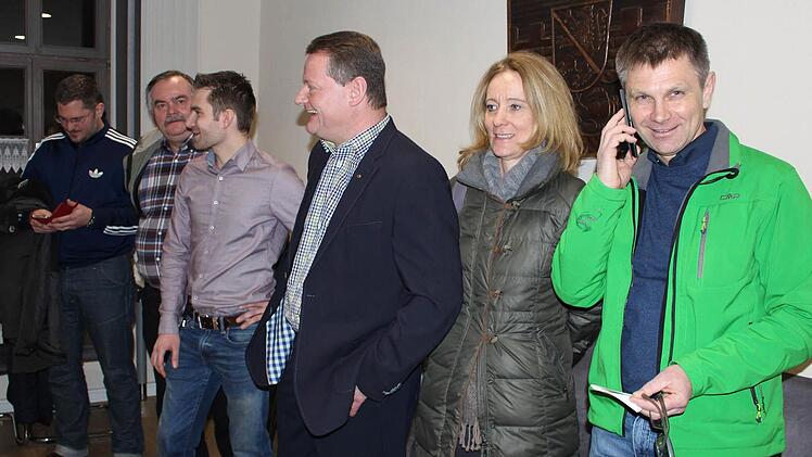 Gute Stimmung bei den Gegnern der Anlagen. Wolfgang Knorr (rechts) gibt die Stimmung per Handy weiter.  Fotos: Evi Seeger