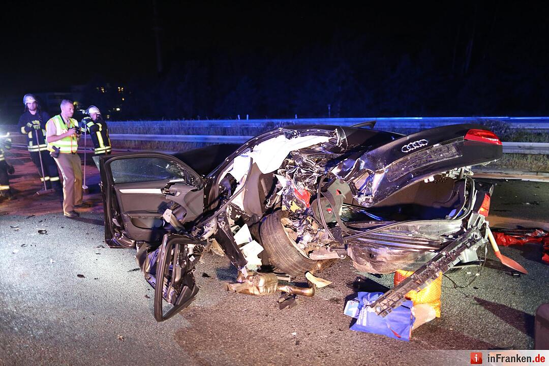 Golf rast in Unfallstelle auf A3