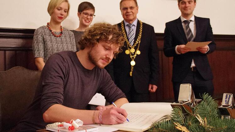 Bürgermeister Wolfgang Beiergrößlein (2. v. r.) zeichnete die Hochschulabsolventen (v. l.) Lisa Löffler, Constanze Scheibl, Philipp Gesell und Thomas Grebner aus. Es fehlt Ruth Schneider.