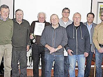 Die geehrten Fischer (von links) Oswald Utz, Wolfgang Gehrke, Josef Zenkel, Bernhard Scherbaum, Reiner Gundel, Günter Weller, Karsten Fischkal und Friedrich Amon Foto: Johanna Blum