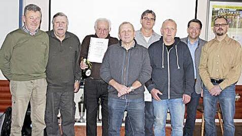 Die geehrten Fischer (von links) Oswald Utz, Wolfgang Gehrke, Josef Zenkel, Bernhard Scherbaum, Reiner Gundel, Günter Weller, Karsten Fischkal und Friedrich Amon Foto: Johanna Blum