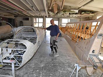 Blick ins "Innenleben" eines Seglerrumpfs aus Stahlrohr (mit Gewebebespannung) und auf die Tragfläche eines der beiden japanischen Flugzeuge aus Holz, die seit September zur Restaurierung in Bamberg sind. "Kundschaft aus Fernost haben wir seit vielen Jahren", sagt Hans-Ludwig Vornlocher. Fotos Ronald Rinklef