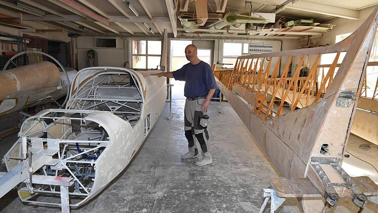 Blick ins "Innenleben" eines Seglerrumpfs aus Stahlrohr (mit Gewebebespannung) und auf die Tragfläche eines der beiden japanischen Flugzeuge aus Holz, die seit September zur Restaurierung in Bamberg sind. "Kundschaft aus Fernost haben wir seit vielen Jahren", sagt Hans-Ludwig Vornlocher. Fotos Ronald Rinklef