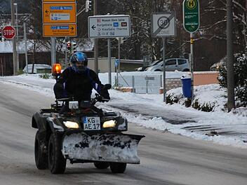 In den Stadtteilen wie hier an der Garitzer Kreuzung sind Dienstleister fürs Räumen zuständig. Foto: Benedikt Borst/Archiv