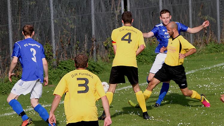Die Fürnbacher mit Spielertrainer Steffen Schrenker und Kapitän Nico Schenk (von rechts) stoppen  den Augsfelder Angriff. Von links der Augsfelder Timo Hept und der  Fürnbacher  Michael Schmitt