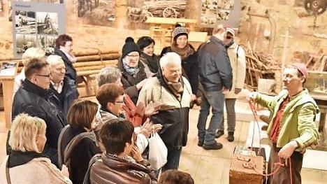 Der Gaukler und Zauberer Narretau unterhielt die Besucher beim ersten Schlenkermarkt im Ahorner Ger&auml;temuseum.  Foto: Archiv/Gabi Arnold