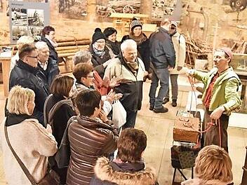Der Gaukler und Zauberer Narretau unterhielt die Besucher beim ersten Schlenkermarkt im Ahorner Ger&auml;temuseum.  Foto: Archiv/Gabi Arnold
