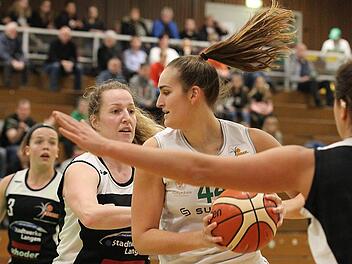 Mit Victoria Waldner (am Ball) dürfte die DJK Don Bosco in Speyer an den Körben deutliche Vorteile haben. Foto: sportpress
