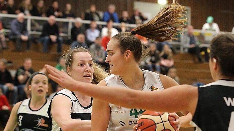 Mit Victoria Waldner (am Ball) dürfte die DJK Don Bosco in Speyer an den Körben deutliche Vorteile haben. Foto: sportpress