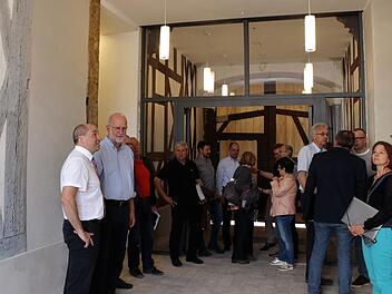 Johannes Krapp und Christoph Gatz (v. l.) präsentierten den neuen Eingangsbereich.        Foto: Evi Seeger