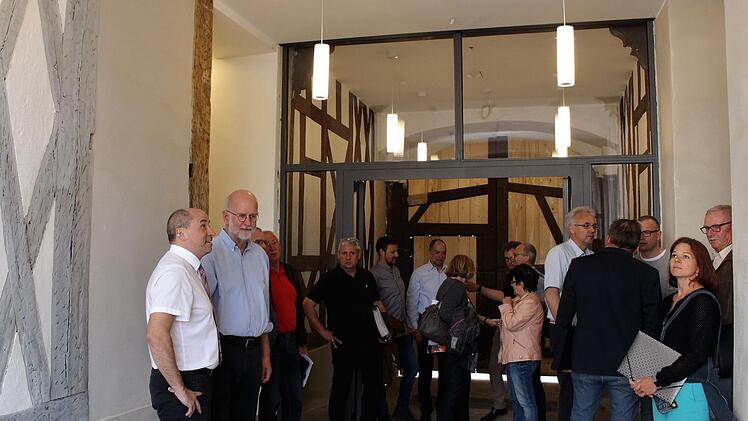 Johannes Krapp und Christoph Gatz (v. l.) präsentierten den neuen Eingangsbereich.        Foto: Evi Seeger