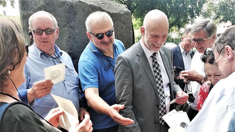 Der Partnerschaftsinitiator und Geologe Gerhard Lehrberger (rechts) verteilt an die Kissinger Stadträte Porträts des Straubinger Geologen und Mineralogen Mathias Ritter von Flurl. Foto: Sigismund von Dobschütz