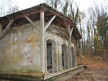 Am Teepavillon, der wieder strahlen soll, könnte ein Eingang in den Schlosspark sein. Foto: Sonny Adam