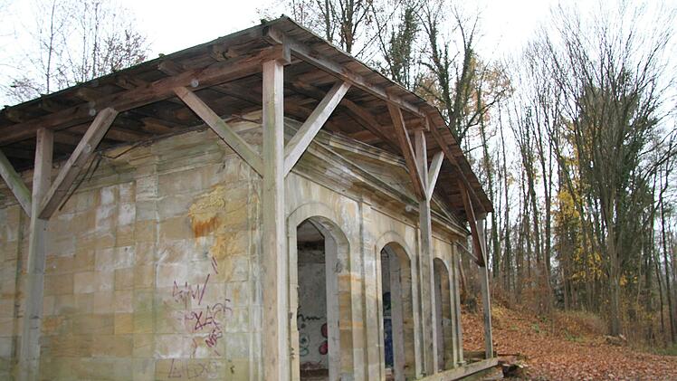 Am Teepavillon, der wieder strahlen soll, könnte ein Eingang in den Schlosspark sein. Foto: Sonny Adam