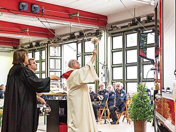 Mit einem Festakt ist das neue Feuerwehrfahrzeug in Forchheim eingeweiht worden.