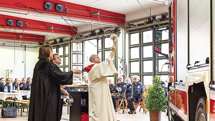 Mit einem Festakt ist das neue Feuerwehrfahrzeug in Forchheim eingeweiht worden.