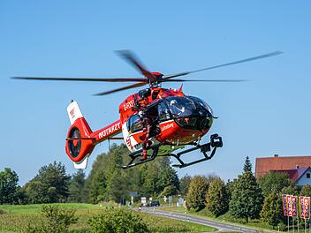 Pottenstein: Hubschrauber fliegt &uuml;ber Gebiet - Bergwacht &uuml;bt Luftrettung