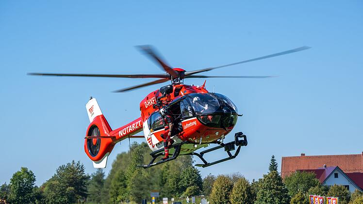 Pottenstein: Hubschrauber fliegt über Gebiet - Bergwacht übt Luftrettung