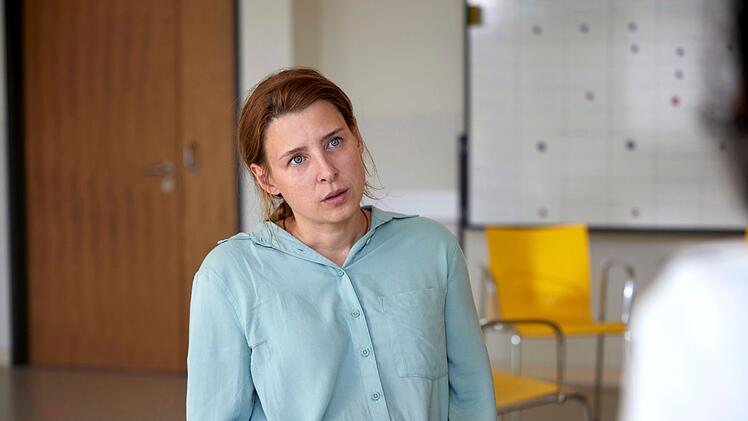 Annie Breuer (Martina Ebm) möchte sich lange Zeit nicht eingestehen, wie schlecht es ihr geht.