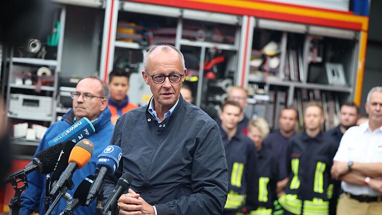 Bundeskanzler Merz besucht Waldbrandgebiet in H&uuml;rtgenwald