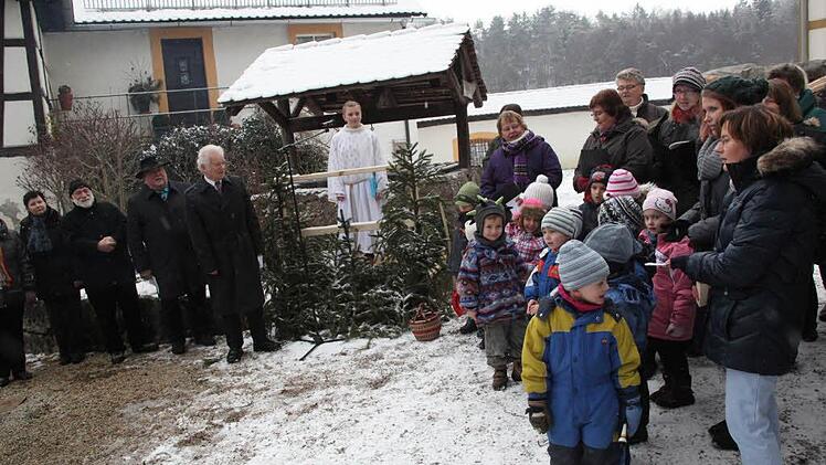Weihnachtsmarkt Aufseß: Christkind Eva Nikol spricht den Prolog.  Foto: Georg Wolf
