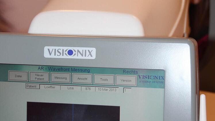 Lisa Löffler testete an einem Hightech-Gerät, wie gut ihre Augen sind.