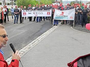 Dieter Reichert von der IG Metall (links) und Betriebsratsvorsitzender Wolfgang Brasch sprachen ebenso so wie der Leiter der Vertrauenskörpers, Thomas Schug, zu den Streikenden. Foto: Ralf Kestel