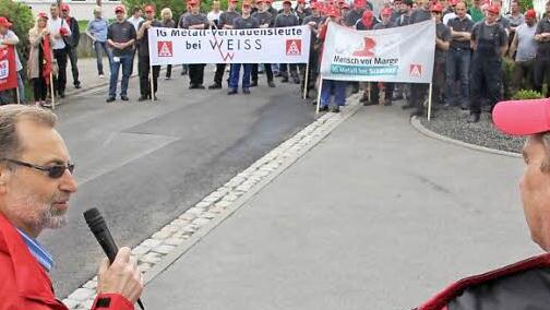 Dieter Reichert von der IG Metall (links) und Betriebsratsvorsitzender Wolfgang Brasch sprachen ebenso so wie der Leiter der Vertrauenskörpers, Thomas Schug, zu den Streikenden. Foto: Ralf Kestel