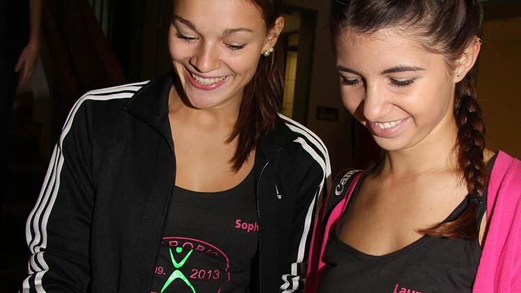 Sophia Rektorschik und Laura Schneider bei der Planung.