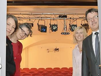 Theaterpädagogin Mahela Wiedner, Theaterleiterin Anne Maar, Studienrätin Julia Waldner und Ulrich Kluge, der Schulleiter der Realschule Mellrichstadt öffnen die Tür zum Intimen Theater in Maßbach. Foto: Björn Hein