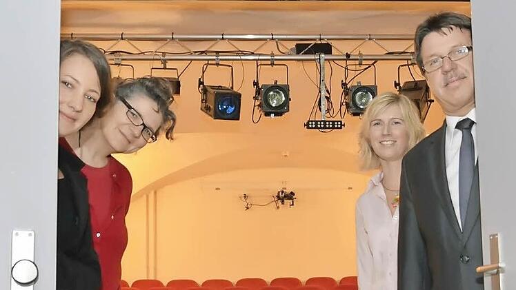 Theaterpädagogin Mahela Wiedner, Theaterleiterin Anne Maar, Studienrätin Julia Waldner und Ulrich Kluge, der Schulleiter der Realschule Mellrichstadt öffnen die Tür zum Intimen Theater in Maßbach. Foto: Björn Hein