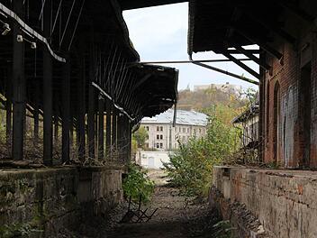Perspektive fürs Güterbahnhofsgelände: Der Blick zwischen den beiden früheren Güterverladerampen führt genau zum Hofbrauhaus, Sitz der Fakultät Design. Foto: Simone Bastian