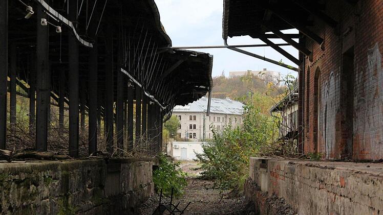 Perspektive fürs Güterbahnhofsgelände: Der Blick zwischen den beiden früheren Güterverladerampen führt genau zum Hofbrauhaus, Sitz der Fakultät Design. Foto: Simone Bastian