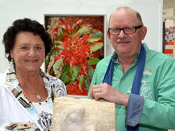Ursula Cukic-Hartmann und Wolfgang Bayer bestücken die Ausstellung "Faszination in Farben und femininie Skulpturen" im Bad Kissinger Landratsamt.  Foto: Peter Rauch
