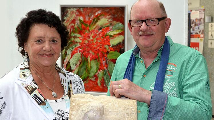 Ursula Cukic-Hartmann und Wolfgang Bayer bestücken die Ausstellung "Faszination in Farben und femininie Skulpturen" im Bad Kissinger Landratsamt.  Foto: Peter Rauch