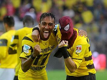 Dortmunds Pierre-Emerick Aubameyang (l) und Dortmunds Kevin Großkreutz jubeln nach Spielende. Großkreutz trägt dabei die Spiderman-Maske, mit der Aubameyang seinen Treffer feierte. Foto: Jonas Güttler/dpa