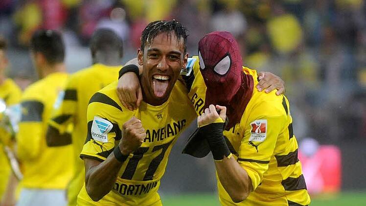 Dortmunds Pierre-Emerick Aubameyang (l) und Dortmunds Kevin Großkreutz jubeln nach Spielende. Großkreutz trägt dabei die Spiderman-Maske, mit der Aubameyang seinen Treffer feierte. Foto: Jonas Güttler/dpa