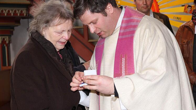 Pfarrer Steffel zeichnet Hermine Bauernschmitt aus.