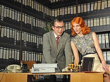 "Noch 'n Gedicht": Ingo Paulick als Willi Winzig und Eva Marianne Berger als Dr. Mabel Kubin im Heinz-Erhardt-Abend des Coburger Landestheaters. Foto: Andrea Kremper