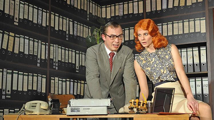 "Noch 'n Gedicht": Ingo Paulick als Willi Winzig und Eva Marianne Berger als Dr. Mabel Kubin im Heinz-Erhardt-Abend des Coburger Landestheaters. Foto: Andrea Kremper